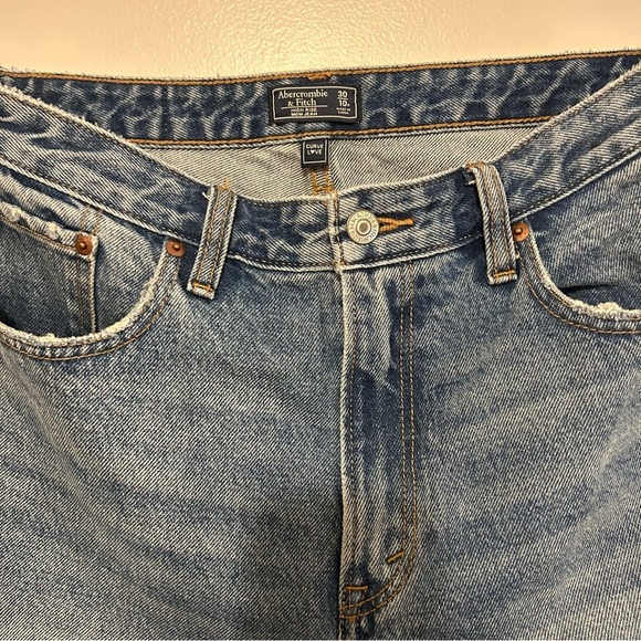 Abercrombie & Fitch • Curve Love high rise mom Jean - Picture 4 of 8